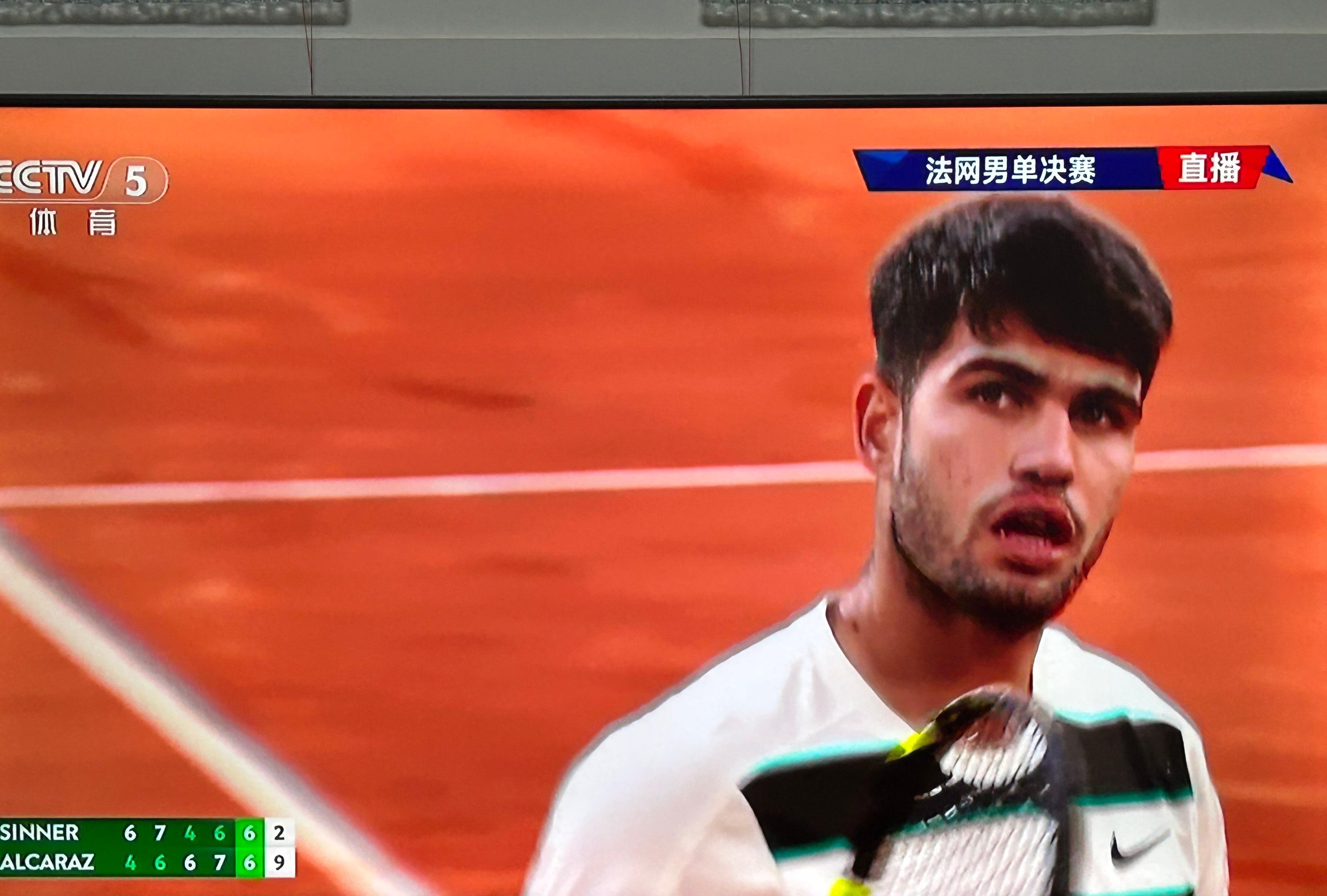 九游-曼联不断突破！，阿扎伦卡连续三场比赛得分超过锐不可当赢得满堂喝彩的简单介绍