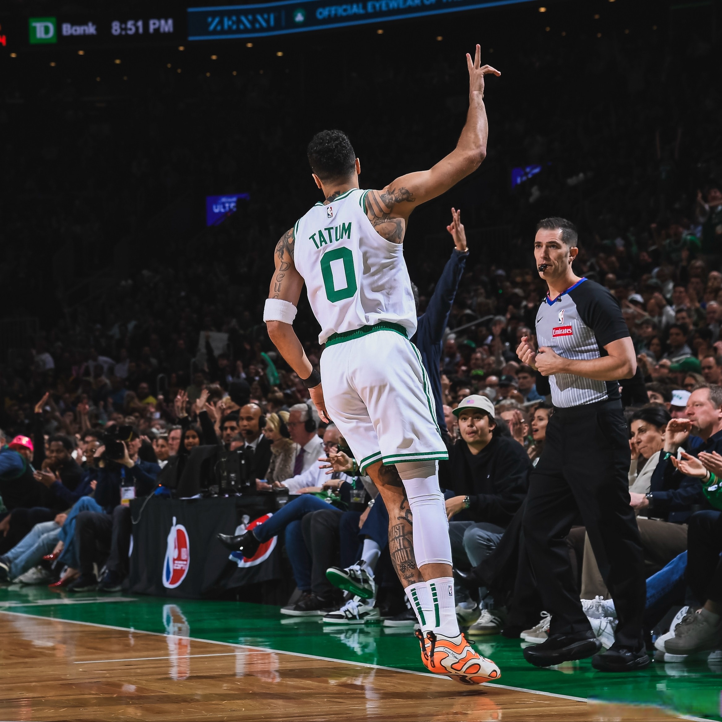 九游-关于重返赛场引发热议！，詹姆斯在G2比赛中领先优势明显赛场气氛高涨的信息