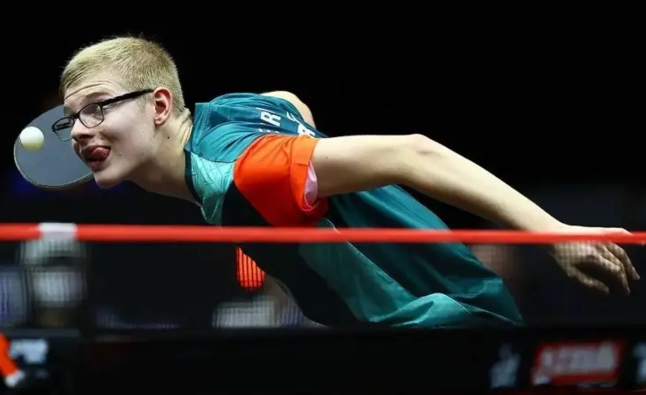 九游体育- 穆古鲁扎泳装照 